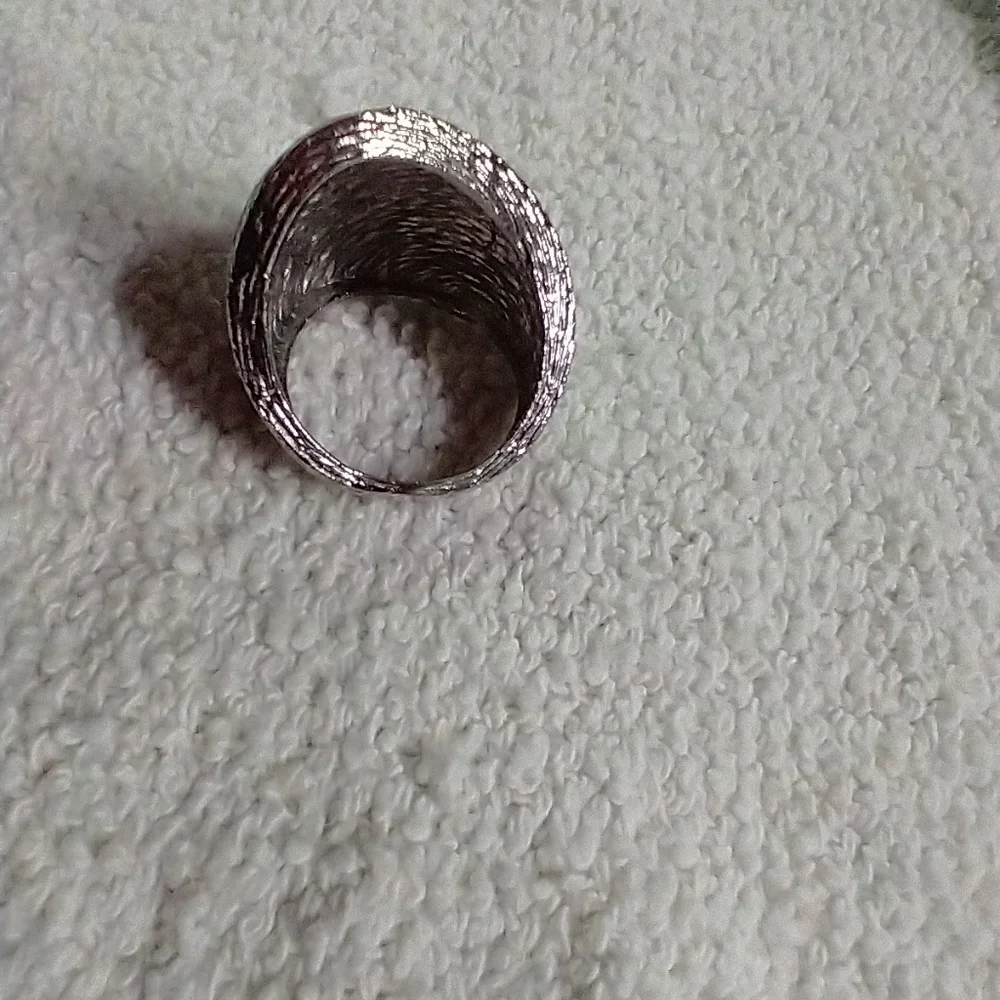 Silvertone large textured wide ring cocktail 🍸🍹